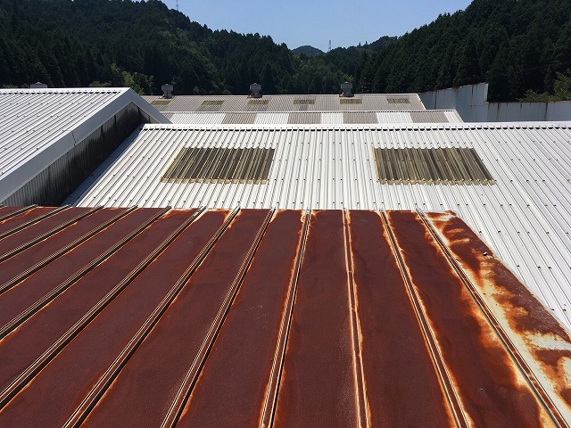 各務原市で雨漏りが生じた金属屋根の工場を現地調査、工場の屋根メンテナンスで押さえておきたいポイント